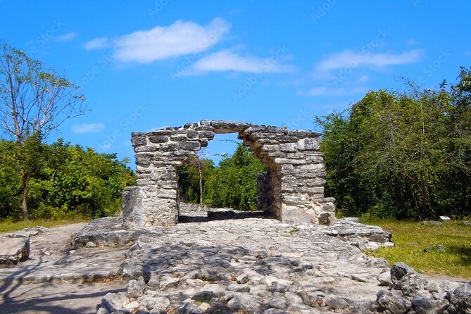 Cenote and Ancient Mayan Ruins Tour with Tequila in Cozumel - Stop 3: Plaza del Mestizaje, the Indigenous-Spanish symbolism