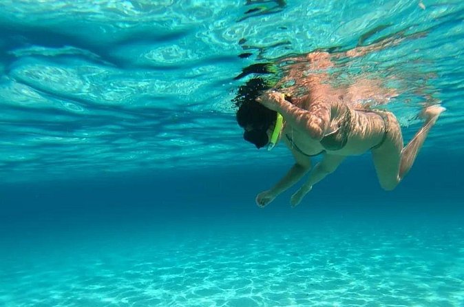 Exploration to El Cielo and Reefs: Live up close with stars - What’s included on board: ceviche, fruit, and adult drinks